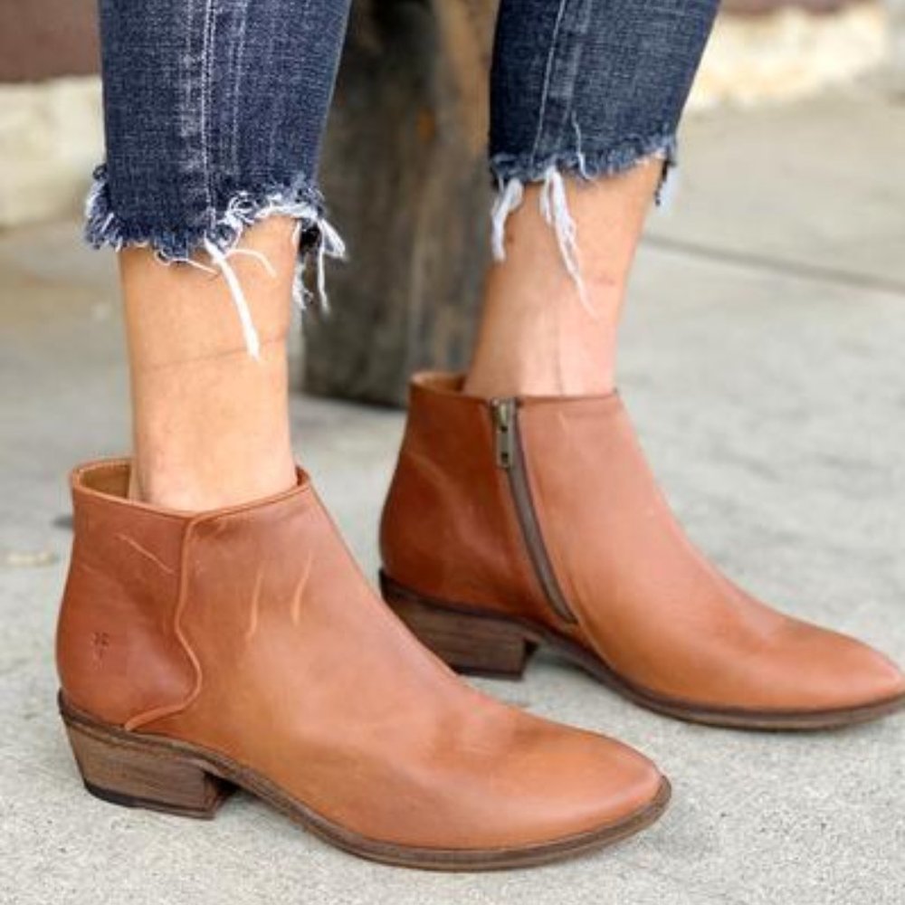 $348 Frye Carson Piping Cognac Brown Leather Zip Up Round Toe Daily Ankle Boots